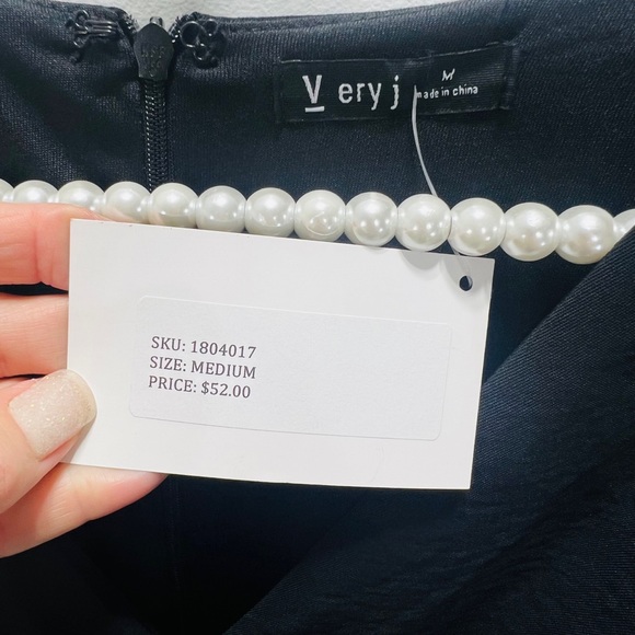 VERY J Solid Black Deep V-Neck Short Romper Long Sleeves Size Medium - Picture 9 of 10